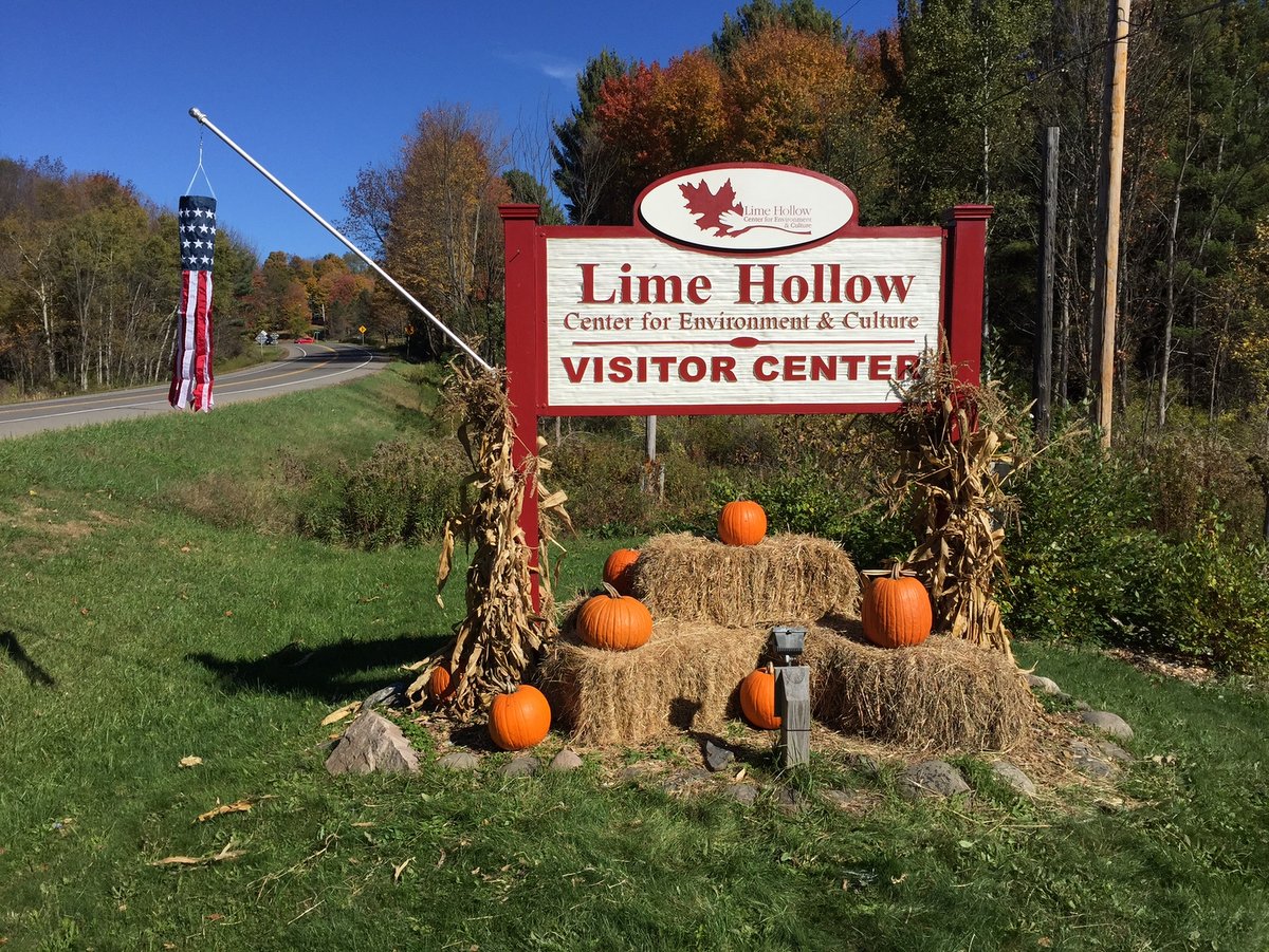A sign welcoming visitors to Lime Hollow Nature Center